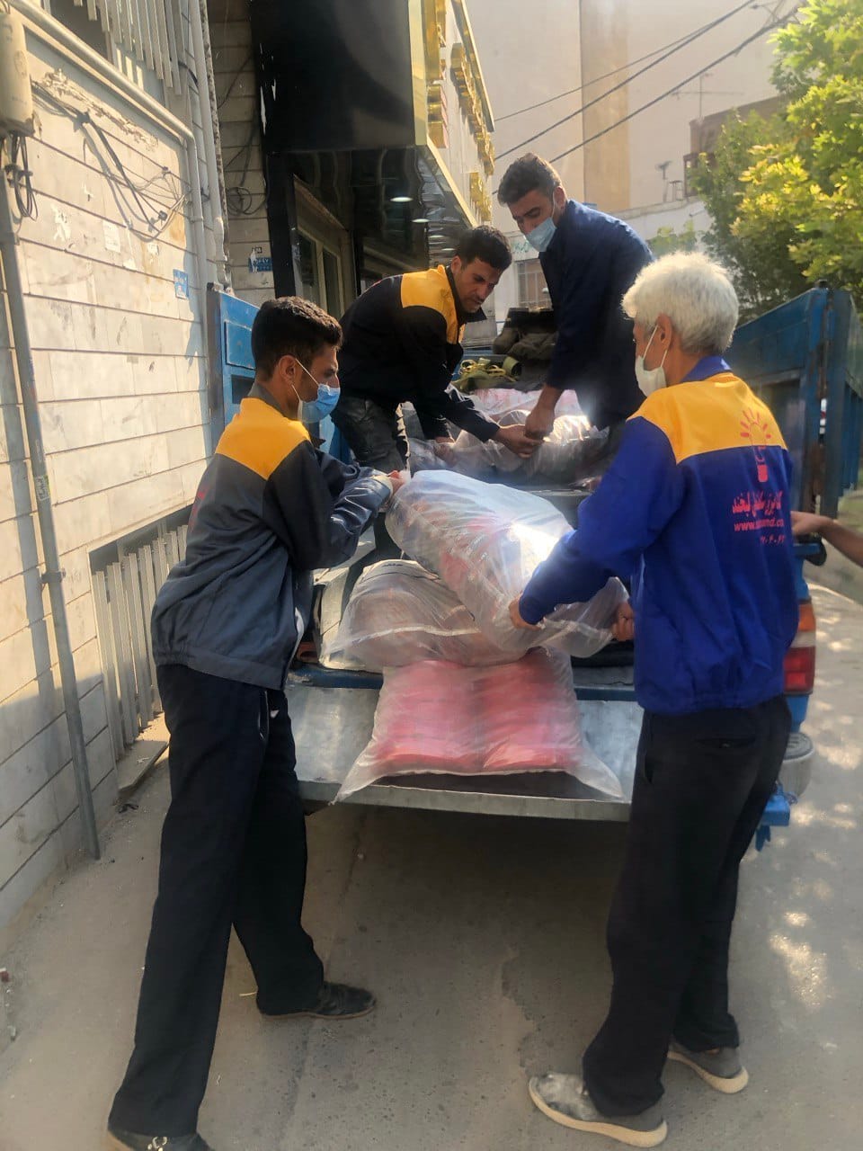 کارکنان لبخند در حال آمادهسازی سفارش